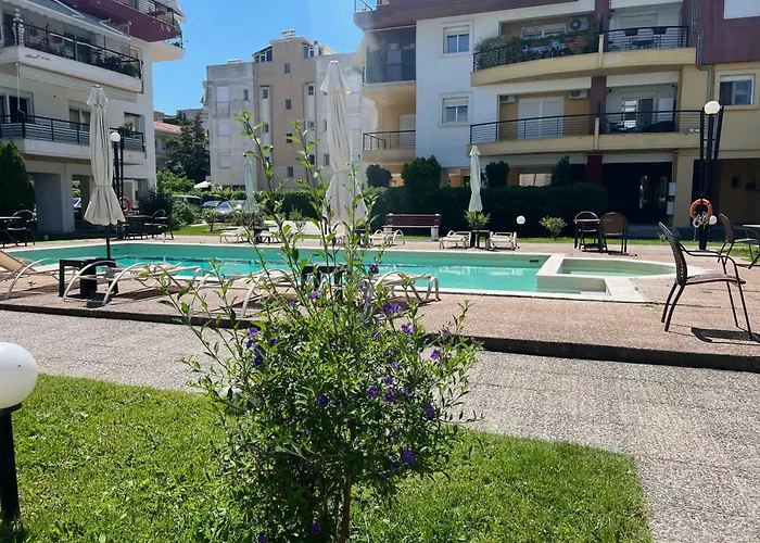 Damian\'S Cozy Pool Apartment